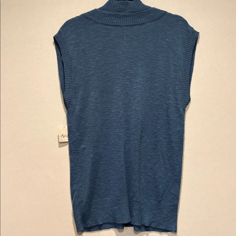 Free People - Hannah Oversized double v-neck sleeveless sweater. Blue.  Size XS